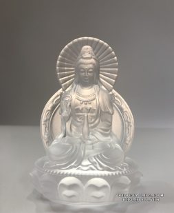 Tượng Phật Quan Âm lưu ly màu trắng sẽ là lựa chọn phù hợp cho gia chủ mệnh Thuỷ