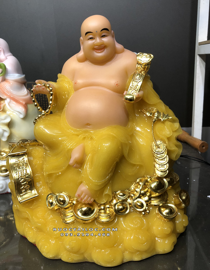 Tượng Phật Di Lặc bằng đá thạch anh vàng tay cầm tràng hạt, gậy như ý