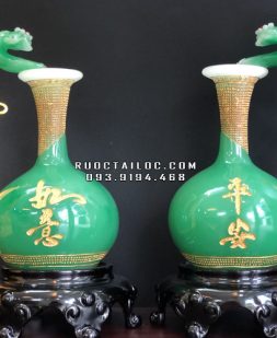 Lục bình cũng là một trong những vật phẩm phong thủy không thể thiếu trên bàn thờ Ông Địa Thần Tài