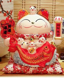 Có nhiều câu chuyện về nguồn gốc của bức tượng mèo vẫy tay đầu tiên nhưng phổ biến nhất là câu chuyện chú mèo Tama