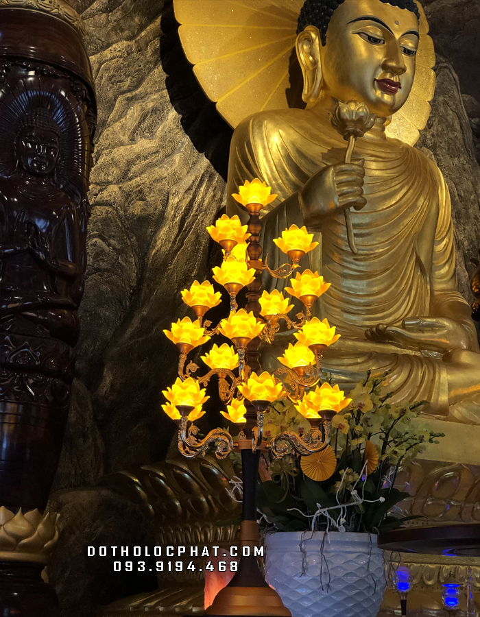 Mẫu đèn thờ bông nở được Lộc Phát ráp tại chính điện chùa
