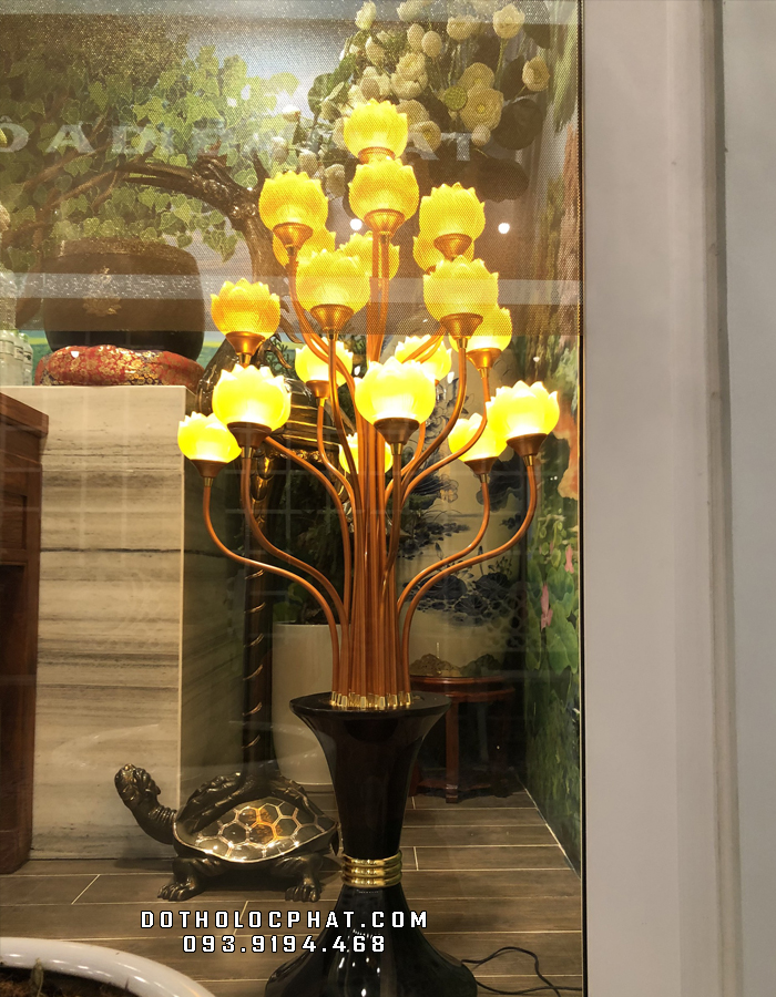 Một mẫu đèn thờ cúng hoa sen khác được ráp tại nhà gia chủ
