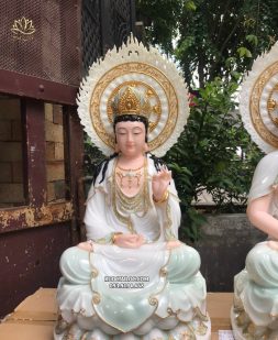 Tượng Đại Thế Chí bồ Tát đẹp bằng đá áo rủ có hào quang