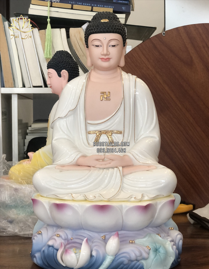 Tượng Phật A Di Đà ngồi tòa sen, cánh sen phớt hồng đẹp