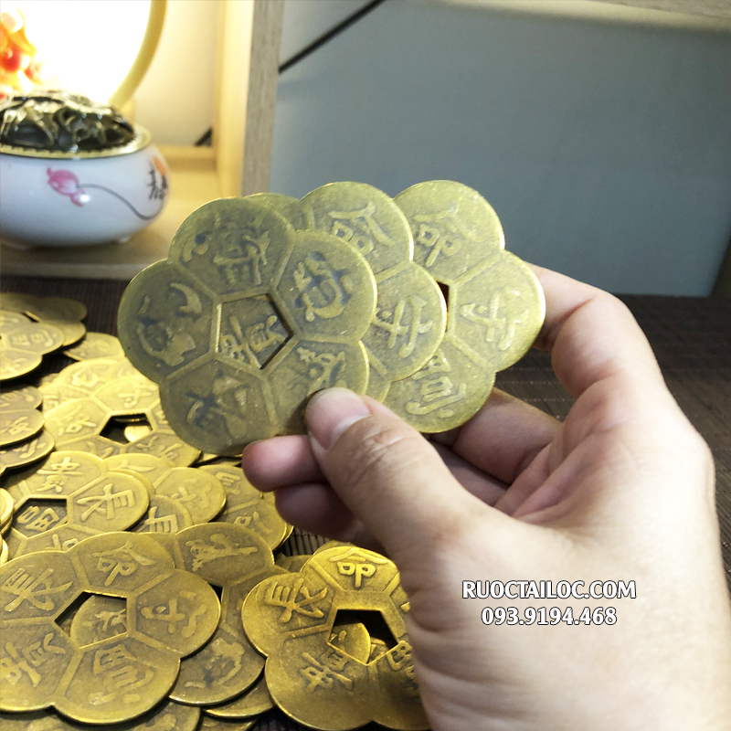 Đồng tiền phong thủy mai hoa chiêu tài may mắn