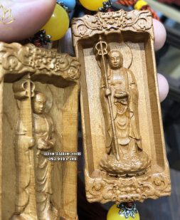 Dây treo điêu khắc gỗ hình Địa Tạng Vương Bồ Tát hạt hổ phách vàng