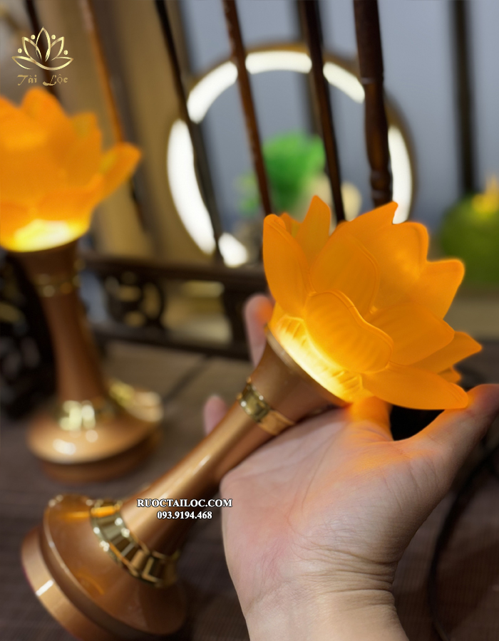 Đèn thờ cúng hoa sen giá rẻ tại HCM