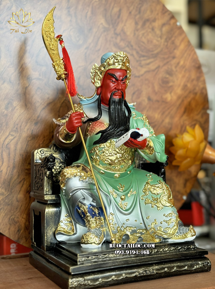 Tượng Quan Công ngồi đọc sách, tay chống thanh loan yển nguyệt đao bằng composite đẹp