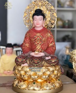 Tượng Phật Thích Ca áo gấm đỏ hào quang vàng