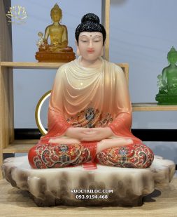 tượng Bổn Sư Thích Ca Mâu Ni bằng bột đá đỏ ngồi kiết già trên đá