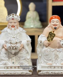 Tượng Ông Địa Thần Tài sứ trắng đế hoa văn cao cấp