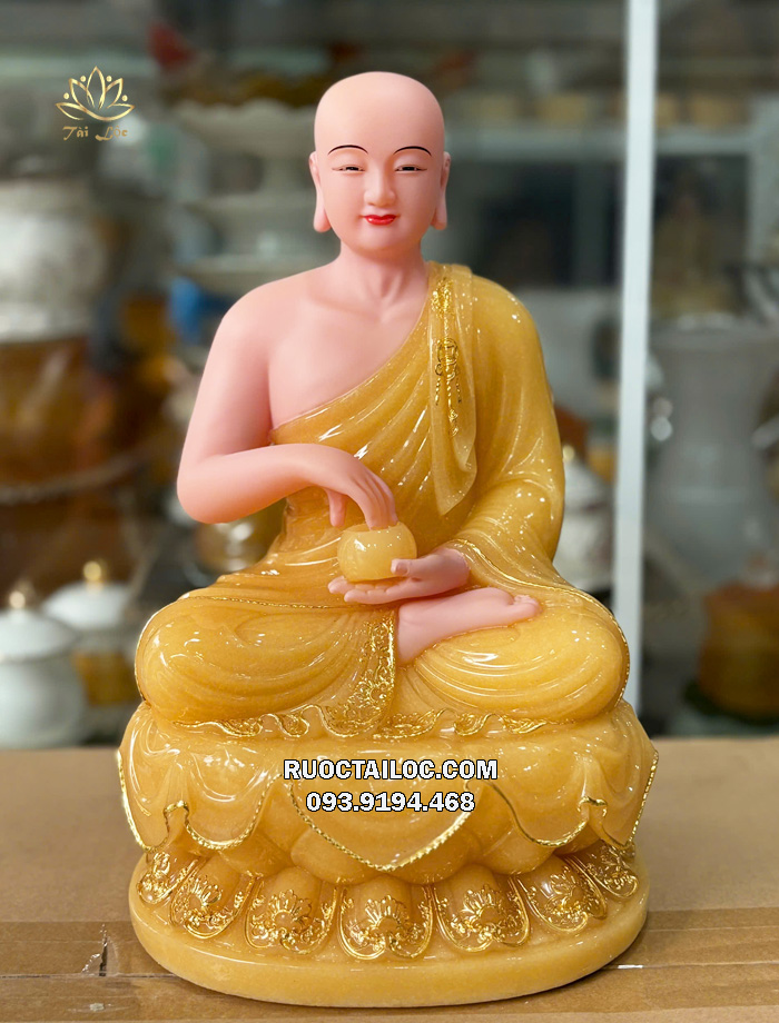 Tượng Thánh Tăng Sivali áo rũ viền vàng bằng thạch anh