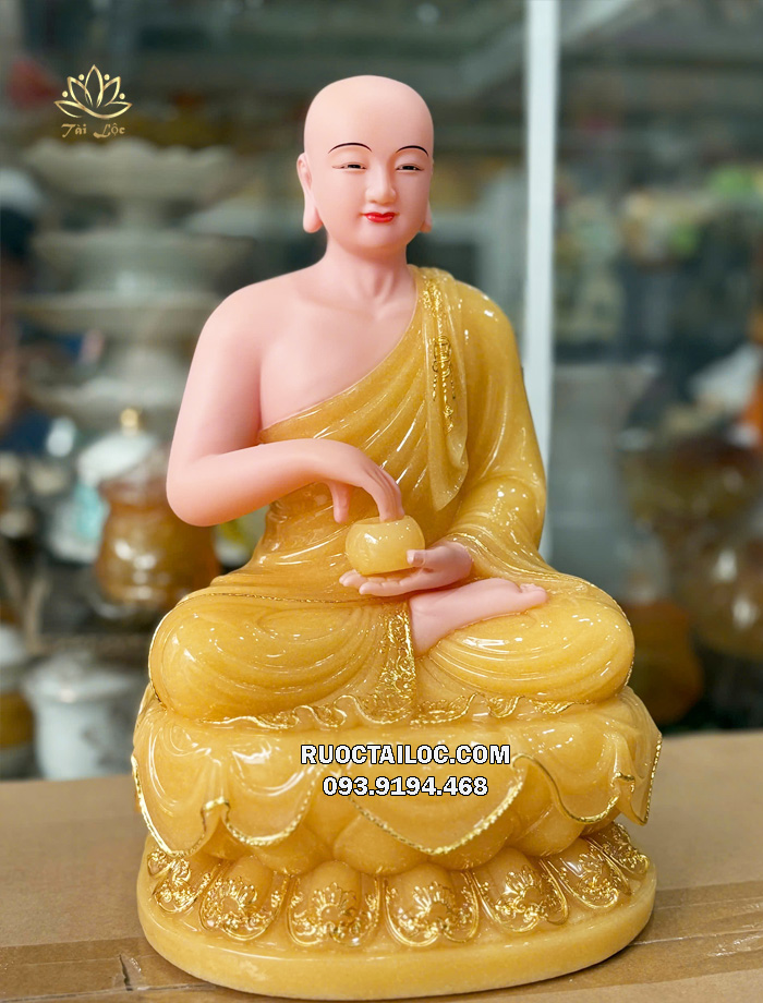 Tượng Thánh Tăng Sivali áo rũ viền vàng bằng thạch anh