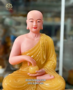 Tượng Thánh Tăng Sivali áo rũ viền vàng bằng thạch anh