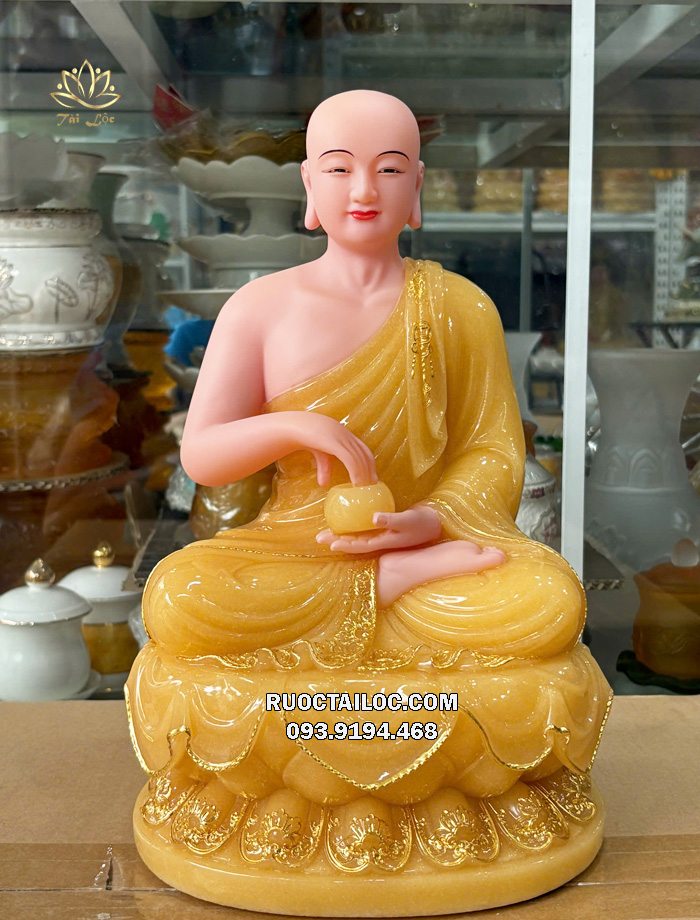 Tượng Thánh Tăng Sivali áo rũ viền vàng bằng thạch anh
