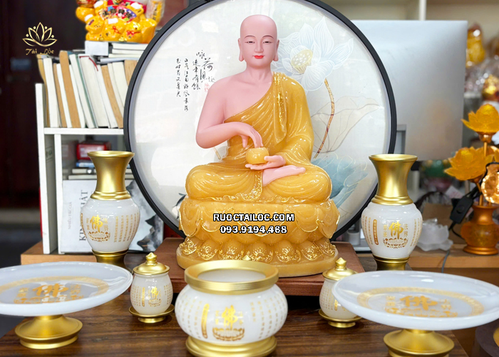 Tượng Thánh Tăng Sivali áo rũ viền vàng bằng thạch anh