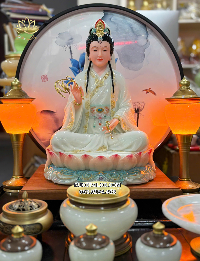 Tượng Quan Âm Bồ Tát áo trắng viền vàng đế sen hồng