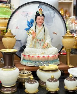 Tượng Quan Âm Bồ Tát áo trắng viền vàng đế sen hồng