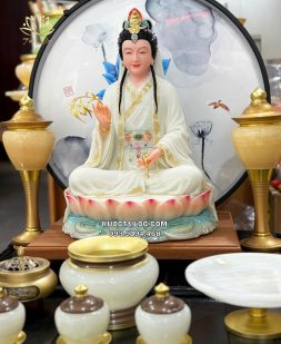 Tượng Quan Âm Bồ Tát áo trắng viền vàng đế sen hồng