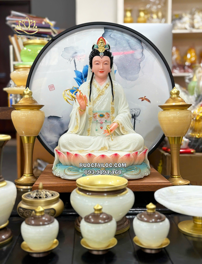 Tượng Quan Âm Bồ Tát áo trắng viền vàng đế sen hồng