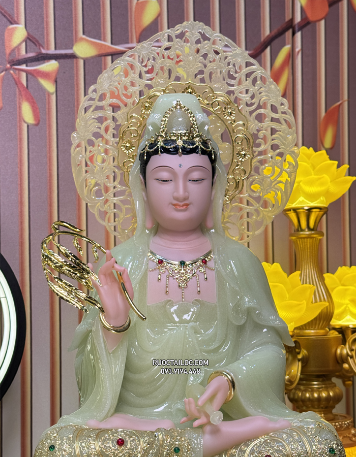 Tượng Phật Quan Âm thạch ngọc có hào quang nhỏ