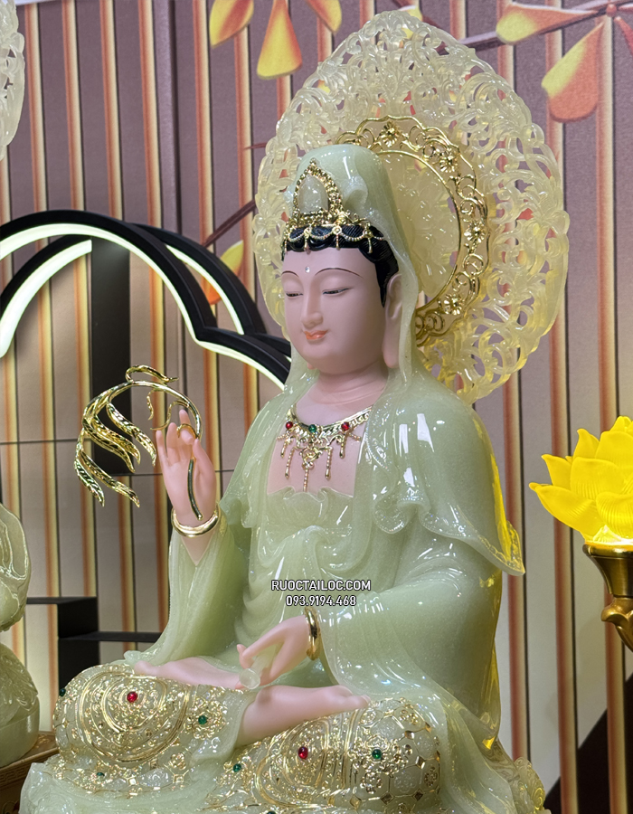 Tượng Phật Quan Âm thạch ngọc có hào quang nhỏ