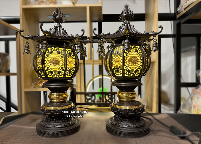 Cặp đèn thờ cúng mái chùa thân cổ đẹp