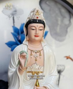 Tượng Quan Âm Bồ Tát đế sen đắp nổi sứ trắng