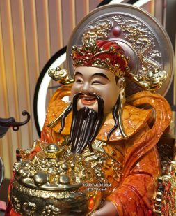 tượng thần tiền bột đá cẩm thạch đỏ có hào quang đẹp