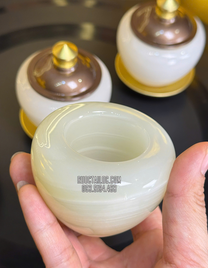 chum có nắp bằng đá tự nhiên trắng xanh đẹp