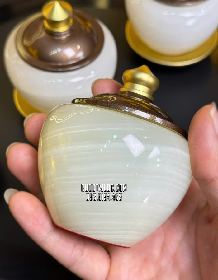 chum có nắp bằng đá tự nhiên trắng xanh đẹp