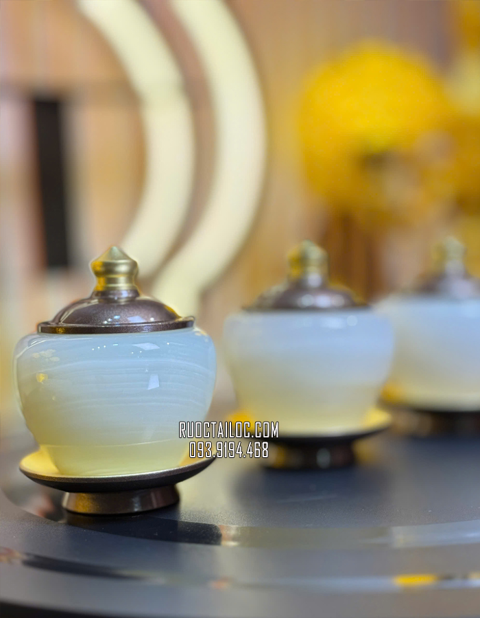 chum có nắp bằng đá tự nhiên trắng xanh đẹp