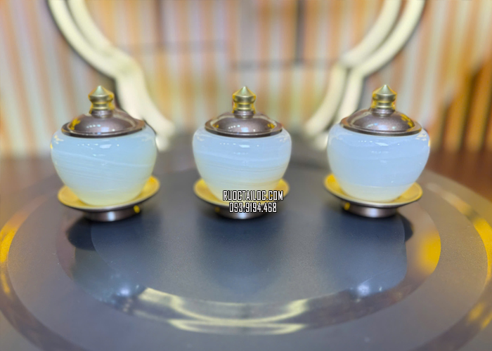 chum có nắp bằng đá tự nhiên trắng xanh đẹp