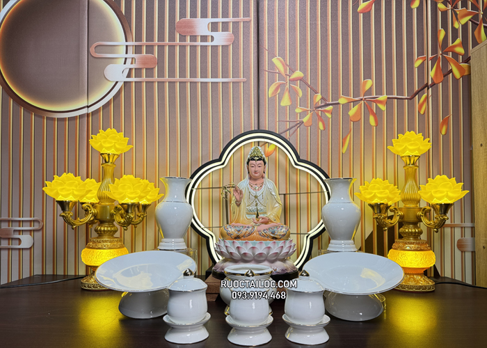 Tượng Quan Âm Bồ Tát bằng composite gấm vàng sen nở đẹp