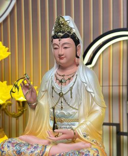 Tượng Quan Âm Bồ Tát bằng composite gấm vàng sen nở đẹp