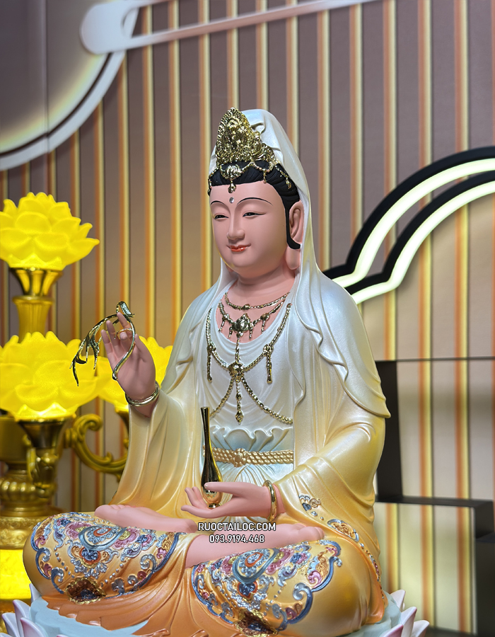 Tượng Quan Âm Bồ Tát bằng composite gấm vàng sen nở đẹp