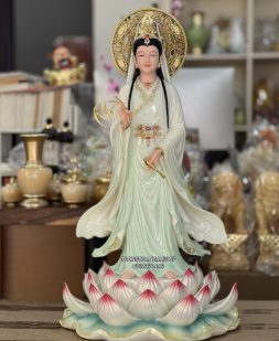 Tượng Quan Âm Bồ Tát đứng đài sen có hào quang nhỏ