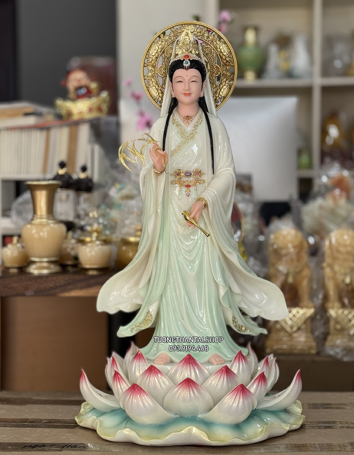 Tượng Quan Âm Bồ Tát đứng đài sen có hào quang nhỏ