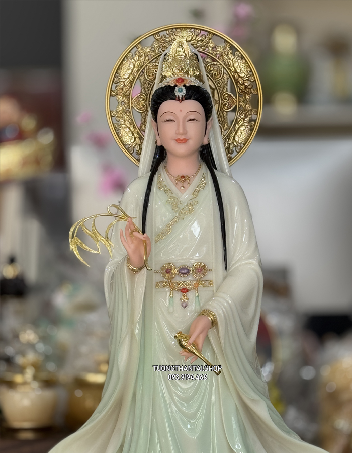 Tượng Quan Âm Bồ Tát đứng đài sen có hào quang nhỏ