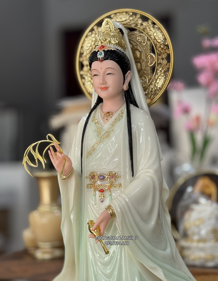 Tượng Quan Âm Bồ Tát đứng đài sen có hào quang nhỏ