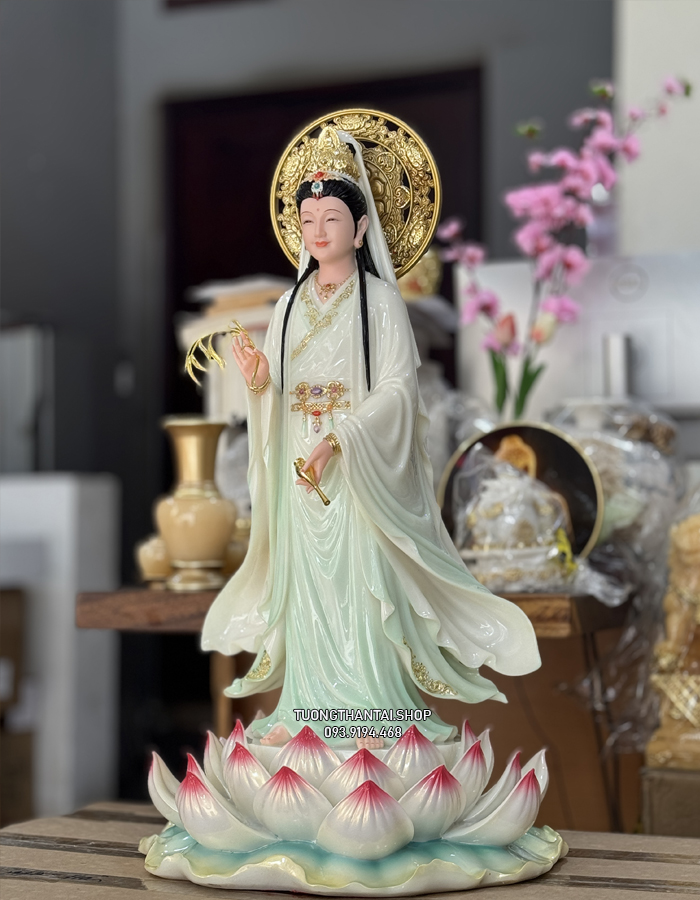 Tượng Quan Âm Bồ Tát đứng đài sen có hào quang nhỏ