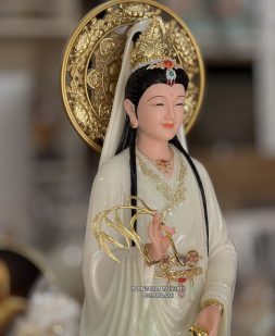 Tượng Quan Âm Bồ Tát đứng đài sen có hào quang nhỏ