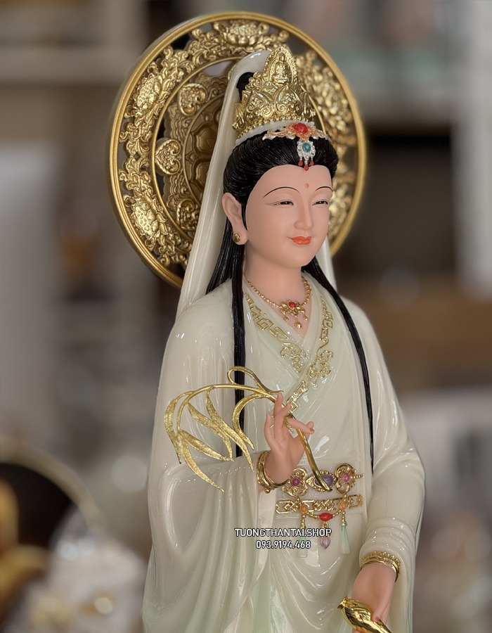 Tượng Quan Âm Bồ Tát đứng đài sen có hào quang nhỏ