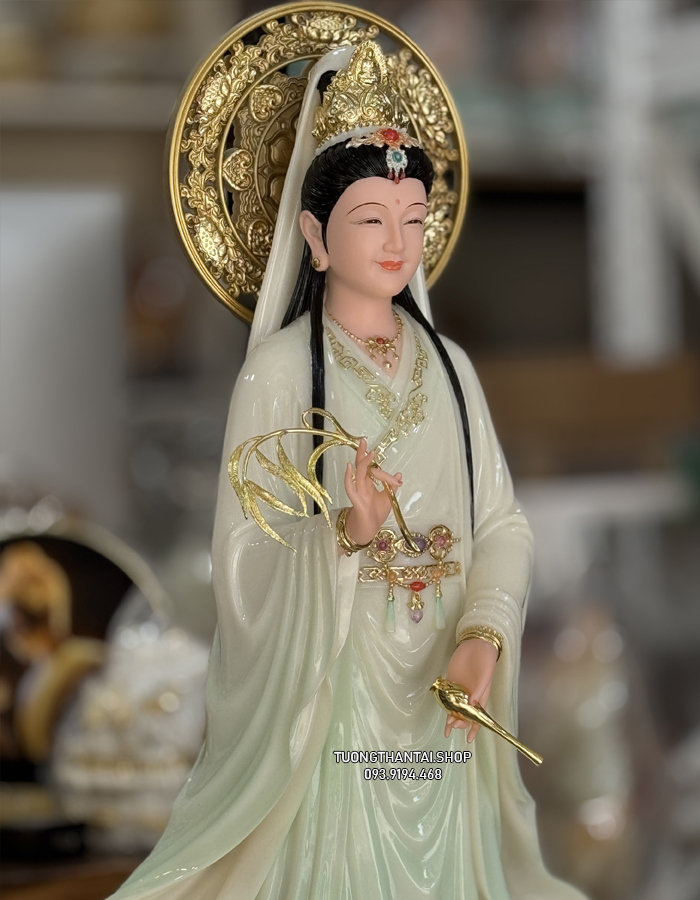 Tượng Quan Âm Bồ Tát đứng đài sen có hào quang nhỏ