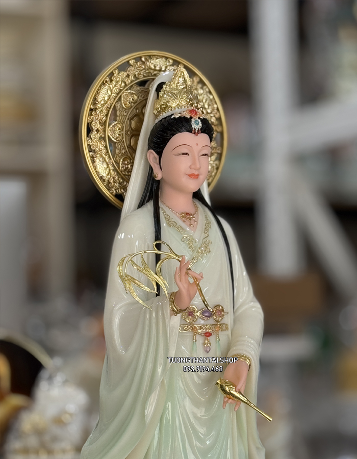 Tượng Quan Âm Bồ Tát đứng đài sen có hào quang nhỏ