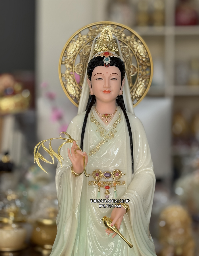 Tượng Quan Âm Bồ Tát đứng đài sen có hào quang nhỏ