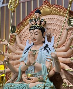 Tượng Thiên Thủ Thiên Nhãn Composite Gấm Xanh đẹp