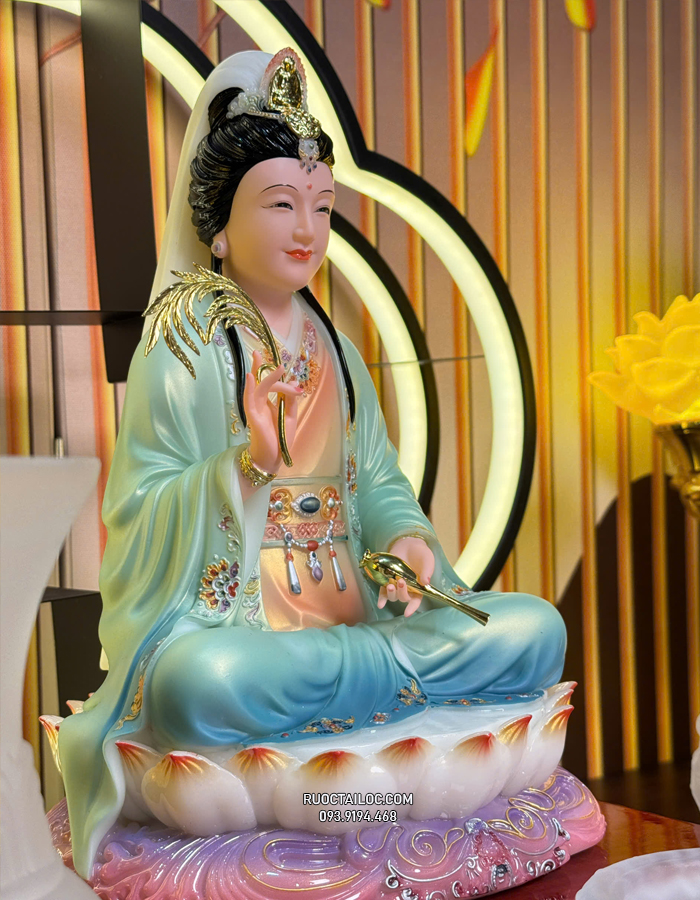 Tượng Quan Âm Bồ Tát bằng bột đá xanh vẽ gấm đẹp