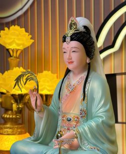 Tượng Quan Âm Bồ Tát bằng bột đá xanh vẽ gấm đẹp