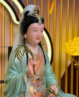 Tượng Quan Âm Bồ Tát bằng bột đá xanh vẽ gấm đẹp